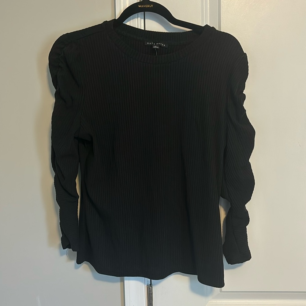 Junior’s XL black scrunched long sleeve top.